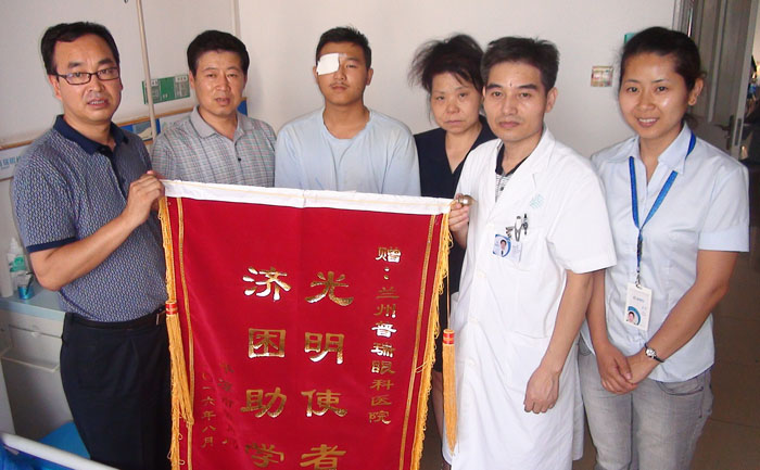 愛心發(fā)酵:平?jīng)鍪薪逃诸I(lǐng)導(dǎo)攜帶愛心善款慰問堅強(qiáng)男孩